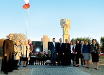 ▼	Monument stanął  na cmentarzu parafialnym.