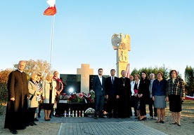 ▼	Monument stanął  na cmentarzu parafialnym.