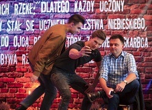 ▲	Szymon Hołownia (z prawej) na scenie w auli nyskiego „Rolnika”.