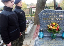 	Hołd zasłużonym oddały m.in. władze wojewódzkie, samorządowcy, regionaliści i kombatanci NSZ.