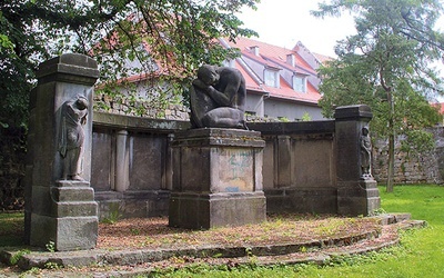 	Monument w Lwówku Śląskim przed renowacją. Tu dzięki staraniom regionalistów wkrótce mają pojawić się tablice z nazwiskami poległych.