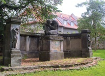 	Monument w Lwówku Śląskim przed renowacją. Tu dzięki staraniom regionalistów wkrótce mają pojawić się tablice z nazwiskami poległych.