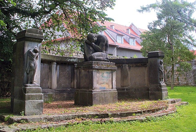 	Monument w Lwówku Śląskim przed renowacją. Tu dzięki staraniom regionalistów wkrótce mają pojawić się tablice z nazwiskami poległych.