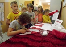 Niemal każdy uczeń włącza się w akcje tworzenia flagi Polski.