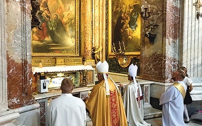 ▲	Biskupi Piotr Libera i Mirosław Milewski przy relikwiach naszego patrona w kościele św. Andrzeja na Kwirynale.