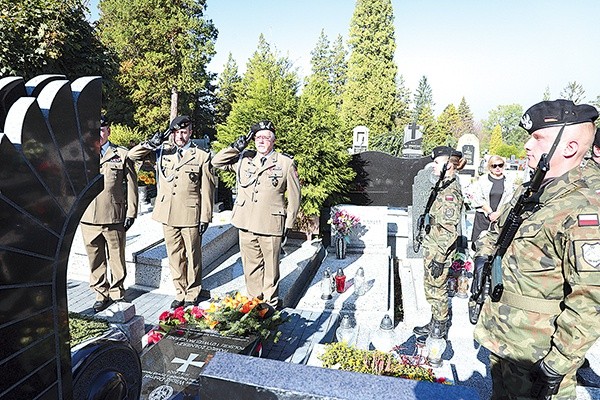 Kwiaty złożono na grobie rtm. Witolda Deimela, upamiętniającym też żołnierzy Polskiej I Dywizji Pancernej.