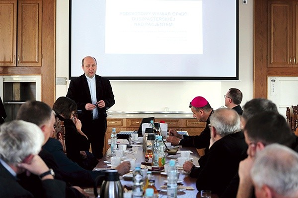 Ks. Wojciech Bartoszek mówił o podmiotowości chorego.