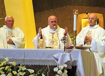 Przy ołtarzu i ustawionych przed nim relikwiach świętego papieża − bp Piotr Greger, ks. Stanisław Wawrzyńczyk  (po prawej) i ks. Mieczysław Dyga.