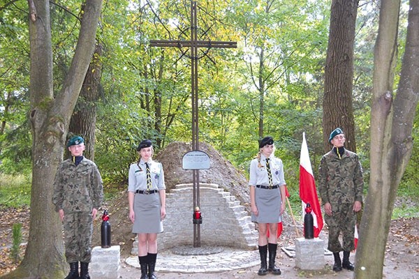 ▲	Harcerze Hufca Nisko oraz strzelcy ze Związku Strzeleckiego „Strzelec Józefa Piłsudskiego” w Nisku zaciągnęli honorową wartę.