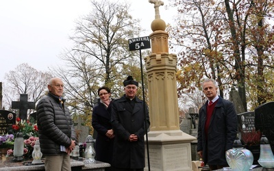 Przy odnowionym nagrobku (od lewej) Jerzy Przyborowski, przewodniczący komitetu,  Edyta Sitarska, dyrektor radomskiej nekropolii, ks. Andrzej Tuszyński, proboszcz parafii pw. św. Wacława, i Sławomir Adamiec, wiceprzewodniczący komitetu