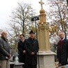 Przy odnowionym nagrobku (od lewej) Jerzy Przyborowski, przewodniczący komitetu,  Edyta Sitarska, dyrektor radomskiej nekropolii, ks. Andrzej Tuszyński, proboszcz parafii pw. św. Wacława, i Sławomir Adamiec, wiceprzewodniczący komitetu