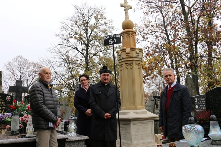 Przy odnowionym nagrobku (od lewej) Jerzy Przyborowski, przewodniczący komitetu,  Edyta Sitarska, dyrektor radomskiej nekropolii, ks. Andrzej Tuszyński, proboszcz parafii pw. św. Wacława, i Sławomir Adamiec, wiceprzewodniczący komitetu