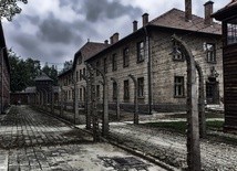 "Rz": Chcą zarobić na tragedii w Auschwitz