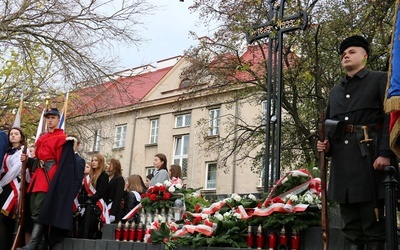 Krzyż przeszedł renowację dzięki staraniom społeczności II LO i miasta