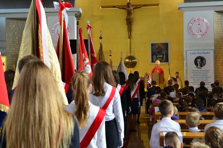 Przekazanie sztandaru i odsłonięcie tablicy poświęconej Lady Sue Ryder