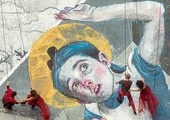 Członkowie węgierskiego zespołu The Flock Project wykonują „taniec ścienny”, będący mieszanką elementów tańca i akrobatyki na ścianie domu.
22.10.2018 Budapeszt