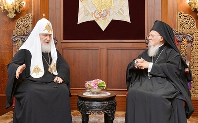 Pod koniec sierpnia patriarcha Cyryl udał się na rozmowy „ostatniej szansy” do Konstantynopola. Patriarcha Bartłomiej (z prawej) nie zmienił jednak zdania i rozpoczął proces nadania autokefalii prawosławiu ukraińskiemu.