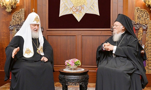 Pod koniec sierpnia patriarcha Cyryl udał się na rozmowy „ostatniej szansy” do Konstantynopola. Patriarcha Bartłomiej (z prawej) nie zmienił jednak zdania i rozpoczął proces nadania autokefalii prawosławiu ukraińskiemu.