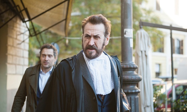 Guido (Claudio Santamaria) dosyć szybko przyswaja sobie metody Franco, swego mentora (Marco Giallini, na pierwszym planie).