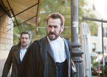 Guido (Claudio Santamaria) dosyć szybko przyswaja sobie metody Franco, swego mentora (Marco Giallini, na pierwszym planie).