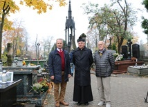 Do wsparcia odnowy zabytkowych nagrobków zachęcają (od lewej): Sławomir Adamiec, ks. Andrzej Tuszyński i Jerzy Przyborowski