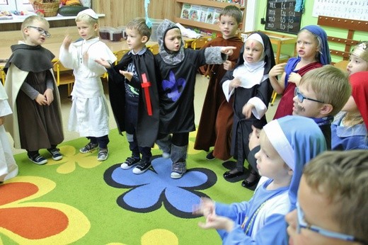 Bal Wszystkich Świętych w przedszkolu u służebniczek w Rydułtowach