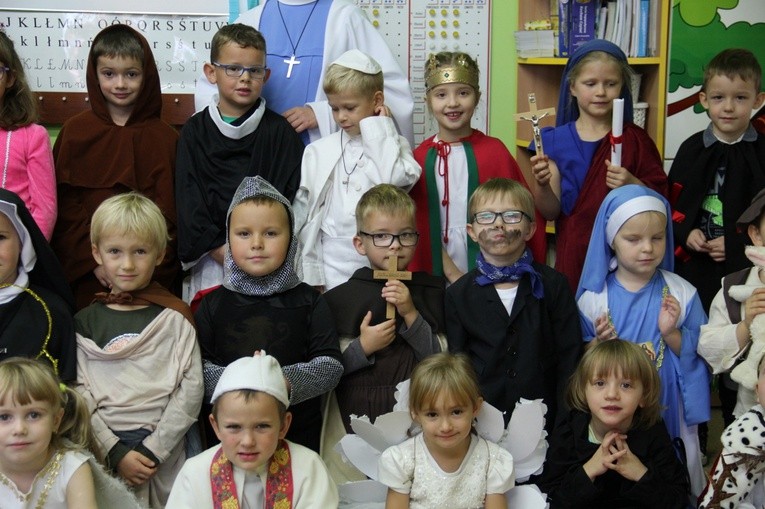 Bal Wszystkich Świętych w przedszkolu u służebniczek w Rydułtowach