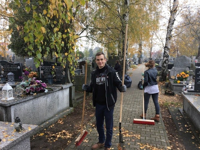 Radomska młodzież sprzątała na cmentarzu