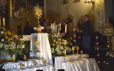 W parafii ojców pasjonistów wzywano wstawiennictwa świętych i błogosławionych, pochodzących ze zgromadzeń o. pasjonistów i s. nazaretanek