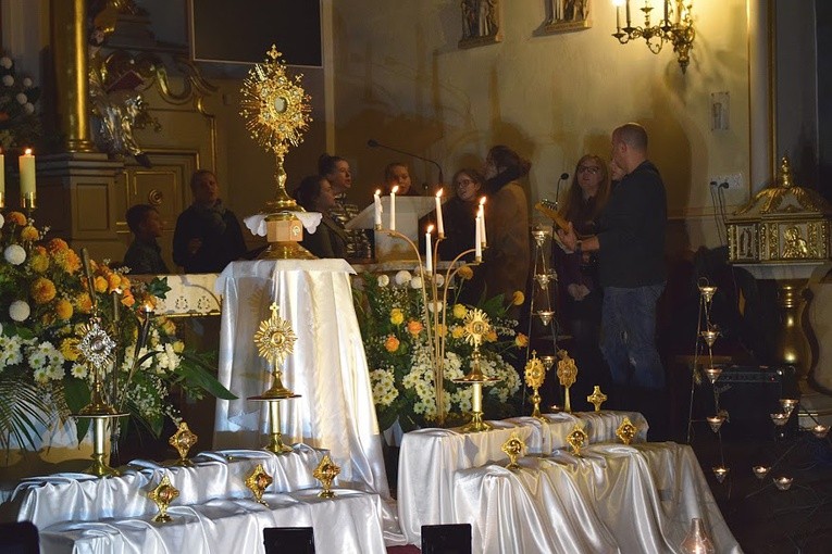 W parafii ojców pasjonistów wzywano wstawiennictwa świętych i błogosławionych, pochodzących ze zgromadzeń o. pasjonistów i s. nazaretanek