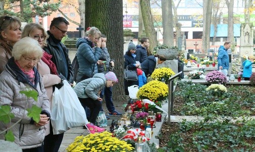 Odwiedzający nekropolię pamiętają też o mogiłach żołnierzy