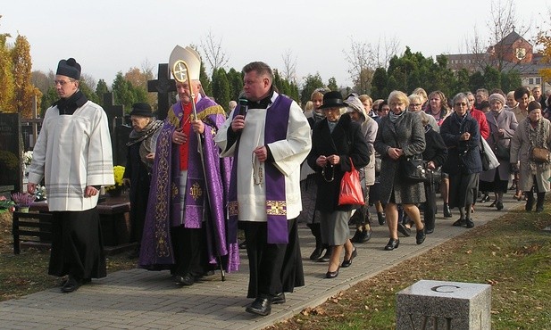 Idźcie na groby modlić się i po refleksję