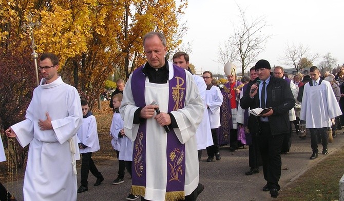 Idźcie na groby modlić się i po refleksję