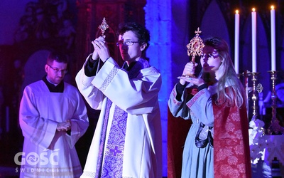 Młodzież przebrana na świętych wnosiła ich relikwie przed ołtarz