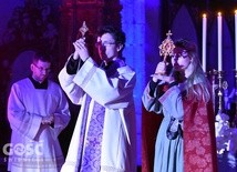 Młodzież przebrana na świętych wnosiła ich relikwie przed ołtarz