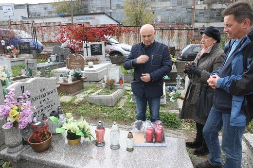 Znaki pamięci na grobach opozycjonistów