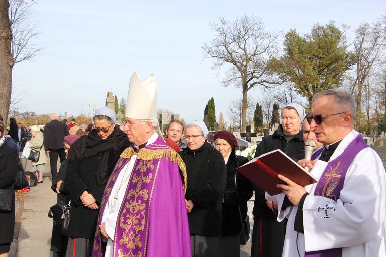 Msza św. na cmentarzu katedralnym w Łowiczu