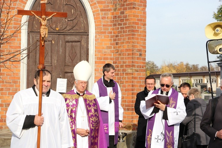Msza św. na cmentarzu katedralnym w Łowiczu