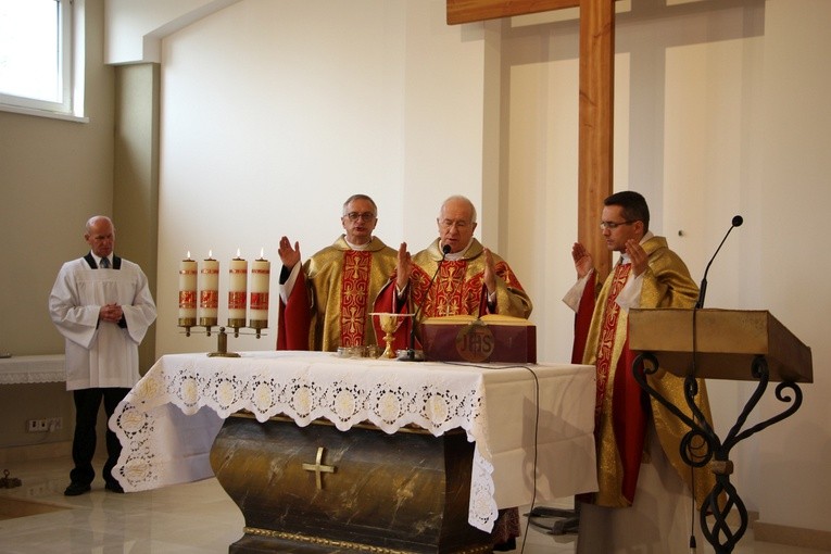Msza św. na cmentarzu katedralnym w Łowiczu
