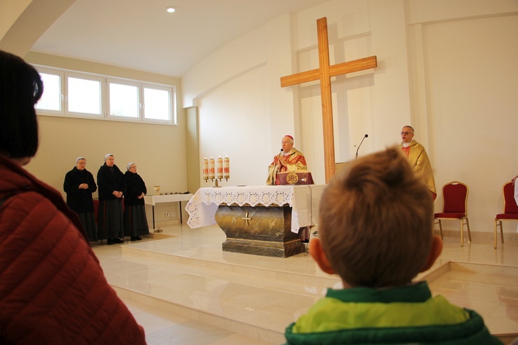 Msza św. na cmentarzu katedralnym w Łowiczu