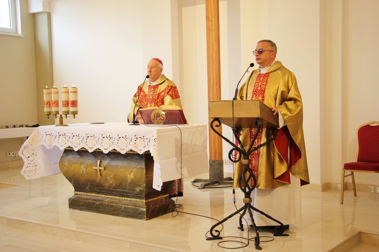 Msza św. na cmentarzu katedralnym w Łowiczu