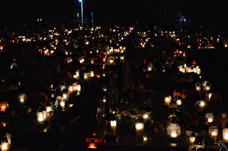 Cmentarze nocą okiem naszych czytelników