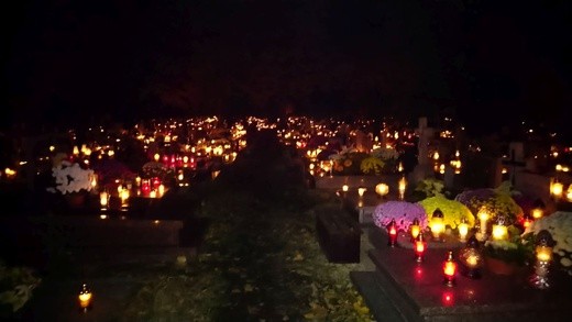 Cmentarze nocą okiem naszych czytelników