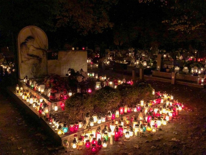 Cmentarze nocą okiem naszych czytelników