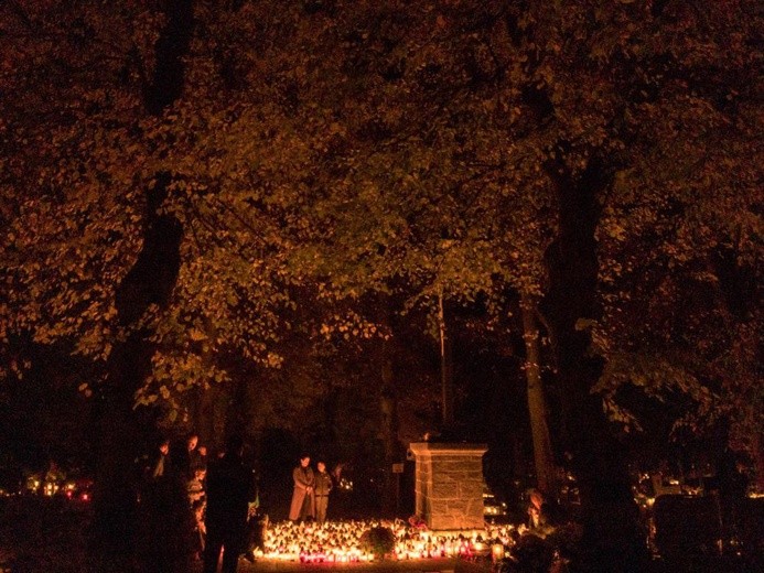 Cmentarze nocą okiem naszych czytelników