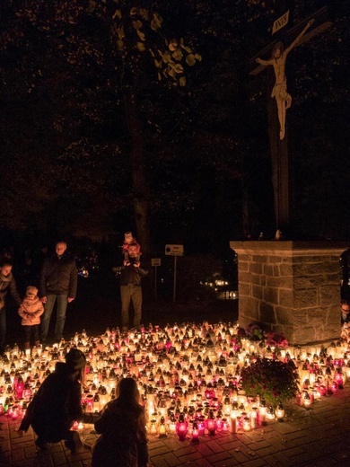 Cmentarze nocą okiem naszych czytelników