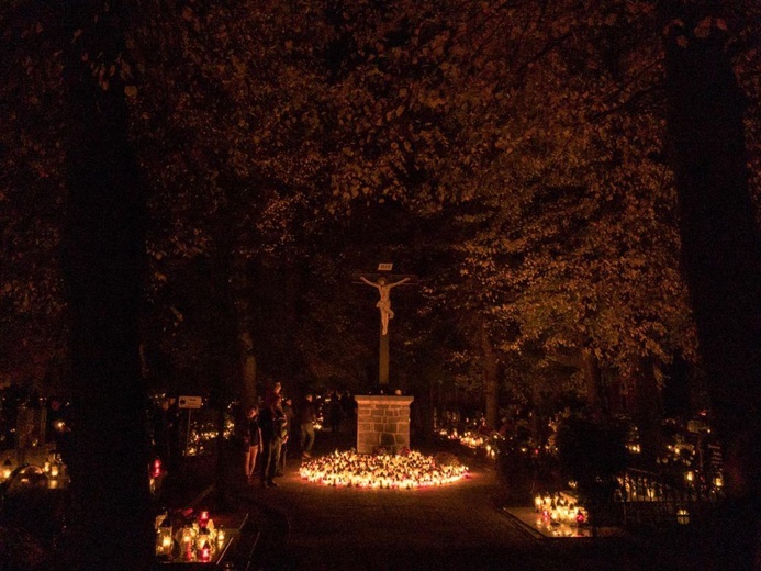 Cmentarze nocą okiem naszych czytelników