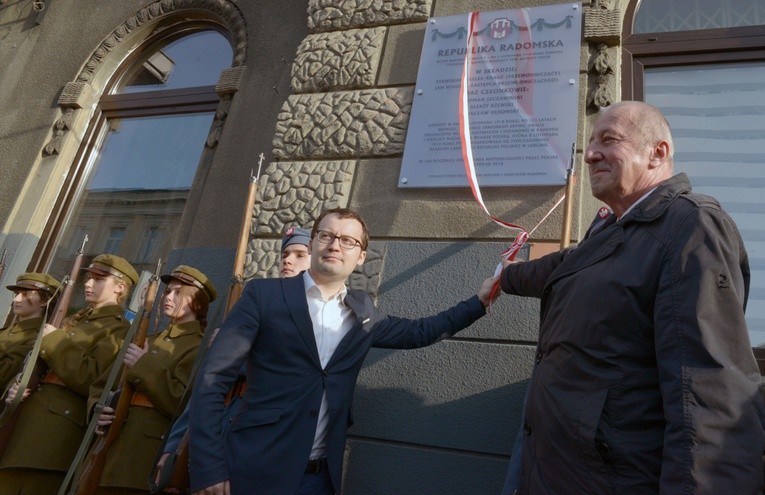 Z okazji 100. rocznicy odzyskania niepodległości na ścianie kamienicy, gdzie mieściła się Komisja Pięciu, odsłonięto pamiątkową tablicę. Aktu tego dokonują (od lewej): Kazimierz Kelles-Krauz, krewny Stanisława Kelles-Krauza oraz Karol Semik, wiceprezydent Radomia