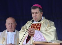 Na cmentarzu w Skierniewicch za zmarłych modlił się bp Wojciech Osial