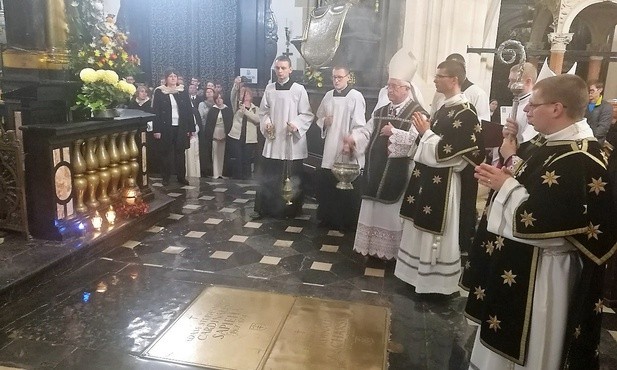 Pod konfesją św. Stanisława spoczywają kardynałowie Adam Stefan Sapieha i Franciszek Macharski